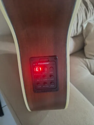 Violão mais caixa de som