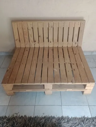 Dois Sofás de Palete de Dois Lugares