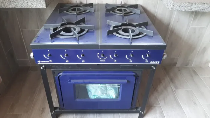 Fogão semi-industrial 4 bocas com forno. Venancio modelo Bravo. 