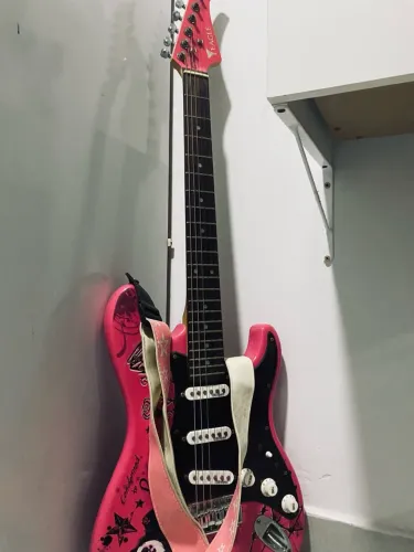 Guitarra rosa Eagle