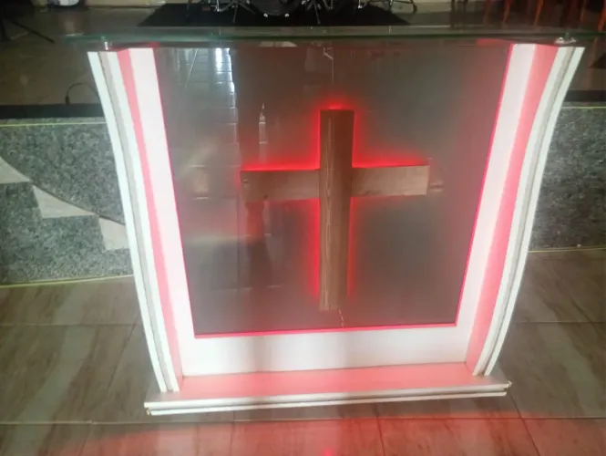 Vendo pulpito de Mdf com led