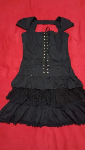 Vestido preto com babados e ilhós 