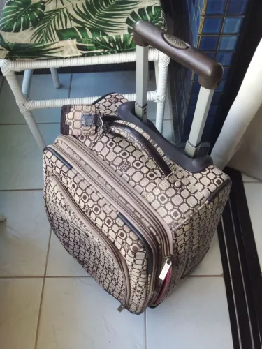 Mala de viagem com rodas semi nova
