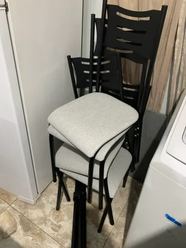 Mesa com 4 cadeiras