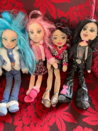 O item selecionado é a bonecas de pelúcia flexível Ty Girl lançada em 2007 pela Ty.