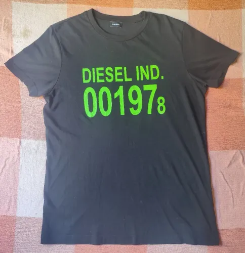Camiseta Diesel Ind. 001978<br>Original <br>Tam. M<br>R$ 80,00<br>Whatsapp *