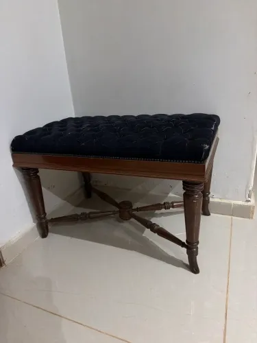 Banqueta luxo madeira pura, em capitonê clássico 