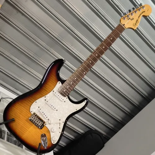 Guitarra Squier Strato Standard 2004 Tunada