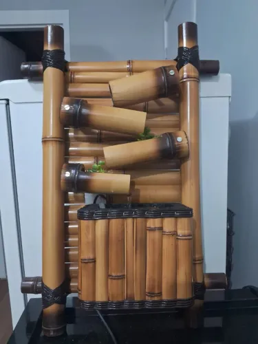 Fonte Decorativa com Design Rústico de Bambu