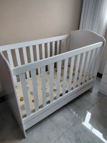 Berço para bebê com regulagem de altura, está perfeito. Exeto colchão
