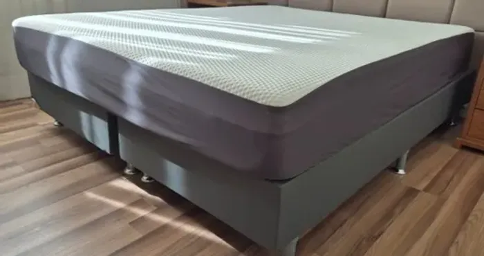 Cama Queen com colchão em novissimo estado