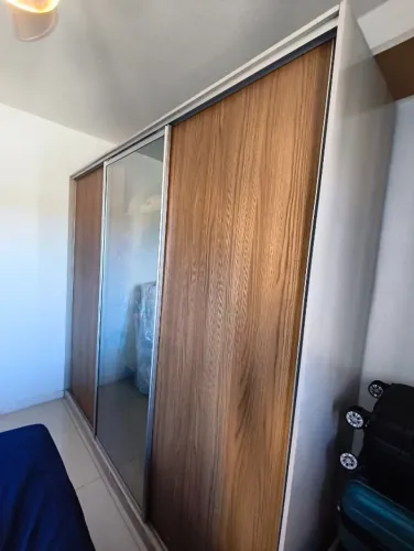 Guarda-Roupa Casal 2,50 m 3 Portas de Correr com Espelho - Excelente Estado