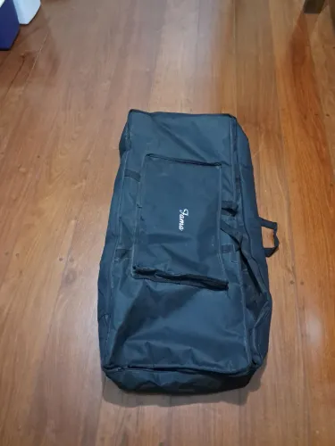 Capa para teclado tamanho grande com bolsa externa extra.
