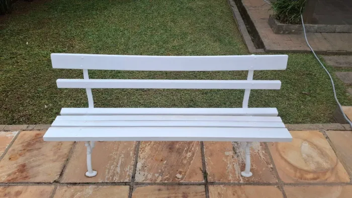 Banco de Jardim / Praça em Madeira e Pé de Ferro Fundido - Branco"