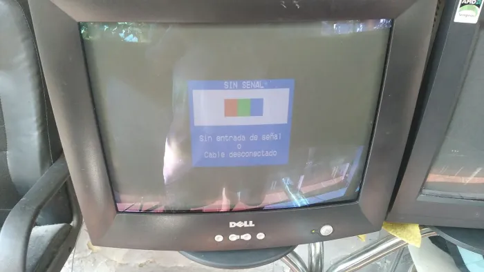 Vende- 2 monitores de tubo um da marca dell o outro da marca lg ambos 14 polegadas