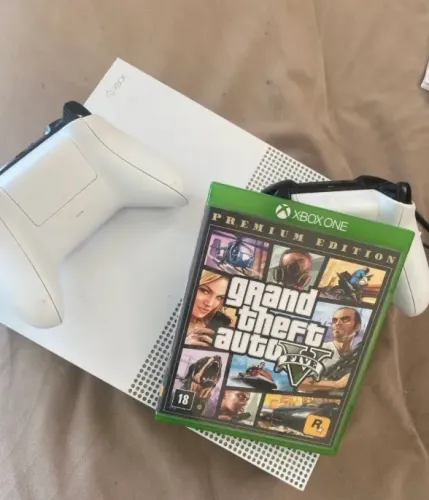 XBOX ONE 1TB - 2 controles , GTA 5 e Jogos na nuvem - Com Defeito