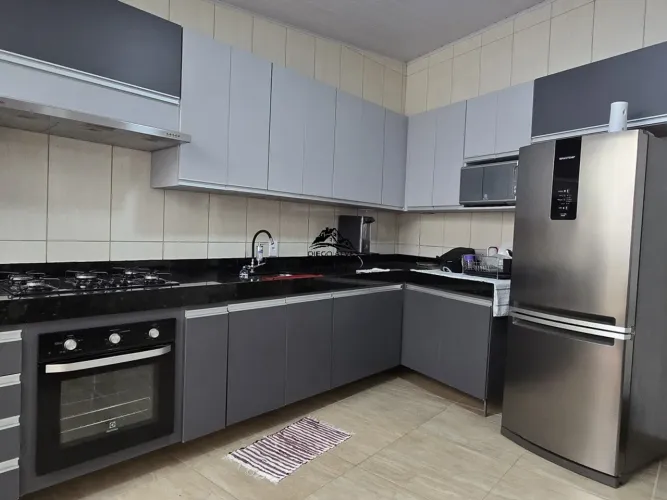 OPORTUNIDADE DE CASA PARA VENDA NO BAIRRO NITÉROI, 2 QUARTOS COM PLANEJADO E AR CONDICIONA