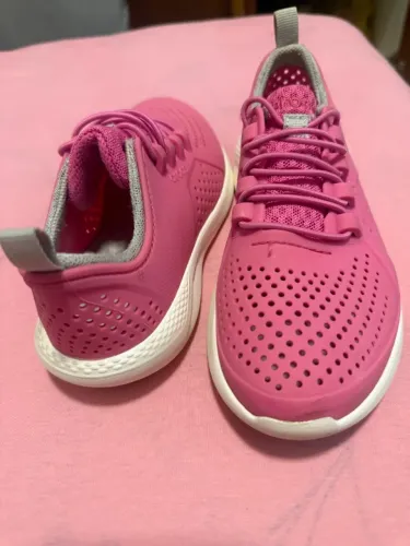 tênis infantil Crocs LiteRide ,cor rosa vibrante,  cabedal perfurado e design slip-on com 