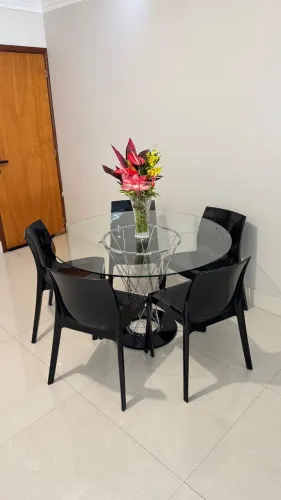 Mesa de jantar vidro redonda, base Isamu N. metálica e 5 cadeiras Juno polipropileno