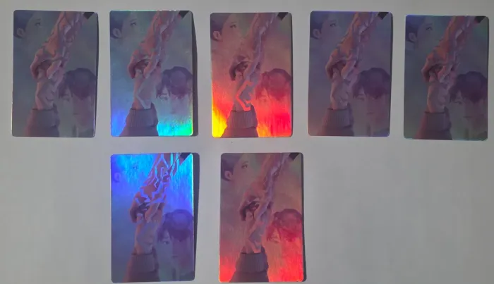 Photocard Jinu e Rumi de mãos dadas (leia o anúncio)