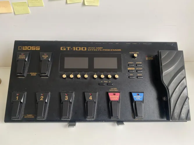 Pedaleira BOSS GT-100 - Multi-Efeitos para Guitarra