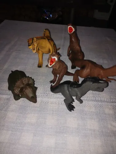 Dinossauros em Plástico e Borrachas Diversas Espécies (Leia todo o anúncio)