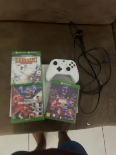 Vendo Xbox one s 1500 reais 3 jogos 1 controle 