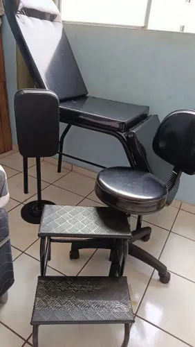 Maca, escadinha, cadeira e apoio de braço.