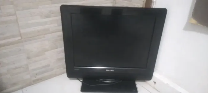 Tv 30 PLGD. funcionando perfeitamente. Não é smart. Acompanha o conversor para tv digital 