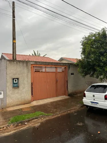 Casa, 2 quartos, quintal grande.