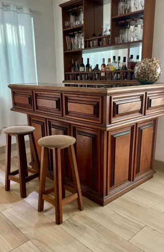 Bar em Madeira Maciça com Adega, Móvel Suspenso e 3 Banquetas