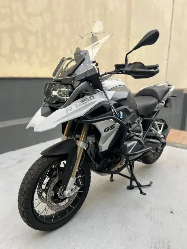 Abaixo da Fipe com apenas 3.900 km 