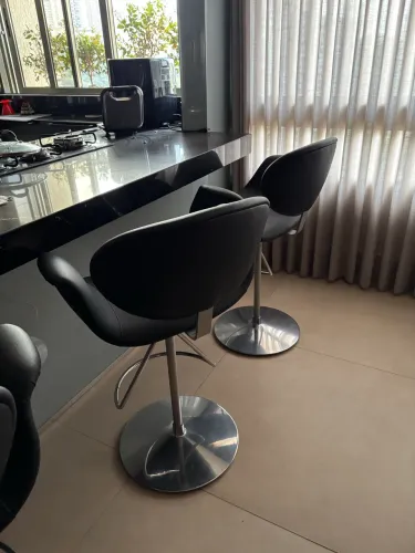 Banqueta couro preta