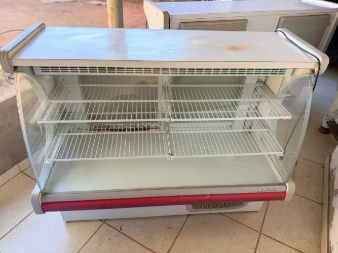 Expositor refrigerado ideal para bolos, refrigerantes, frios e laticinios