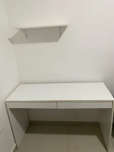 Mesa de estudos + prateleira