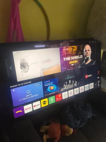 Tv LG 55 POLEGADAS TELA COM DEFEITO NO CANTO DIREITO MAIS FUNCIONA TUDO OK