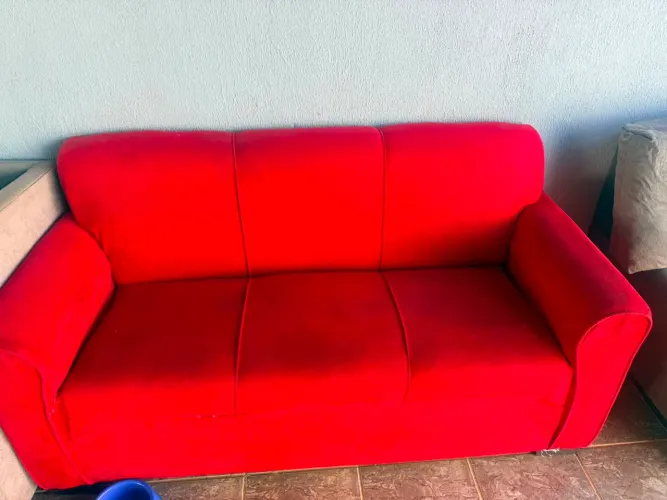 Sofá vermelho usado