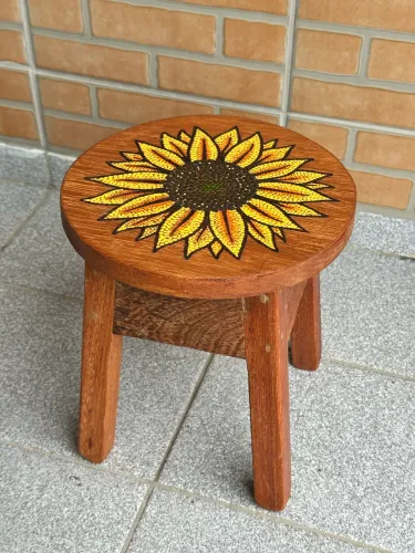 Banco pequeno em madeira angelim decorado 