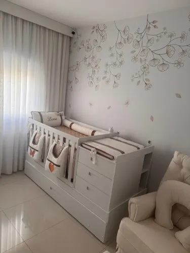 Berço com cômoda e cama auxiliar