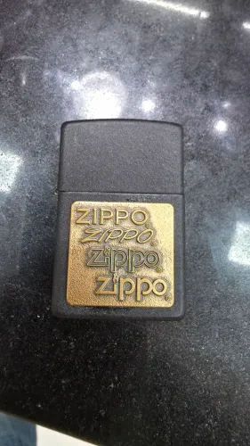 Isqueiro Zippo 362 Black Crackle® Brass Emblem - Original