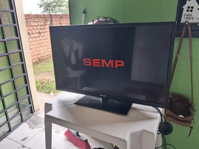 Vendo TV SEMP 32 Polegadas (modelo não é smart) , funcionando perfeitamente.