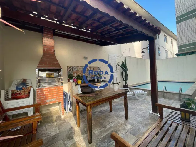 Sobreposta baixa no Embaré com 3 suítes, piscina e 2 vagas