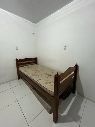 Beliche de madeira em boas condições 