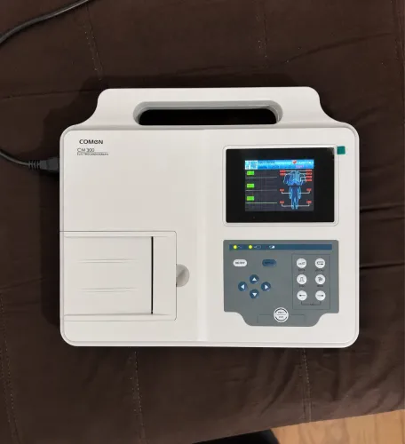 Eletrocardiografo comem cm 300