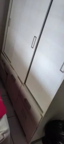 Guarda roupa semi-novo 3 portas e 4 gavetas e um porta objetos no centro