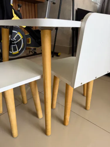 Vendo mesa infantil com 2 cadeiras