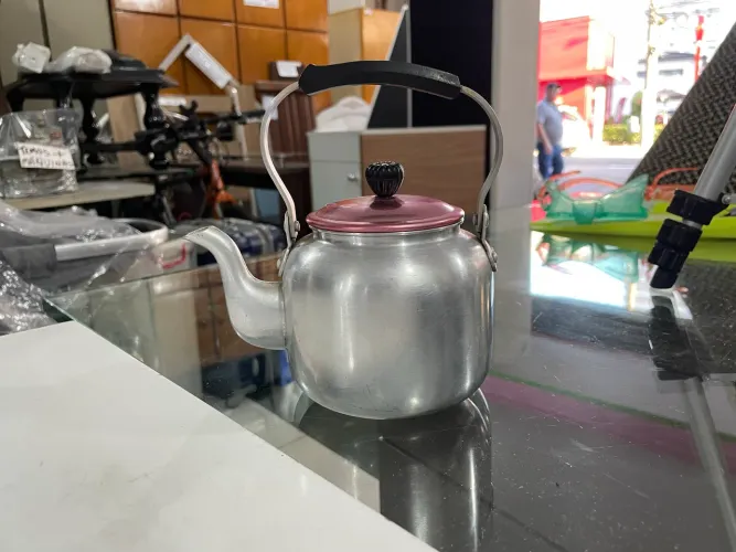 Chaleira de Alumínio Antiga com Infusor 