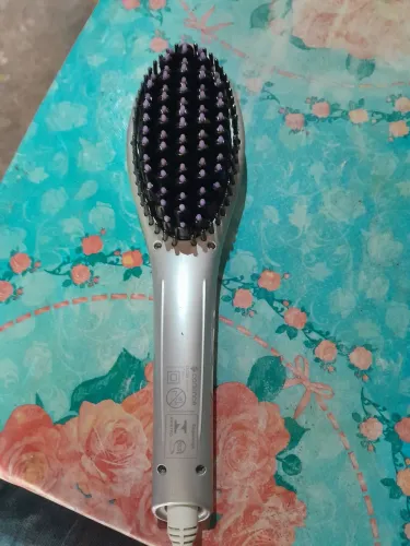 Escova pra cabelo em perfeitas condições. 