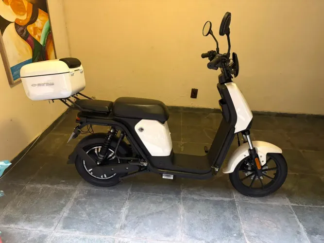Bike Elétrica Mormaii com baú novíssima 