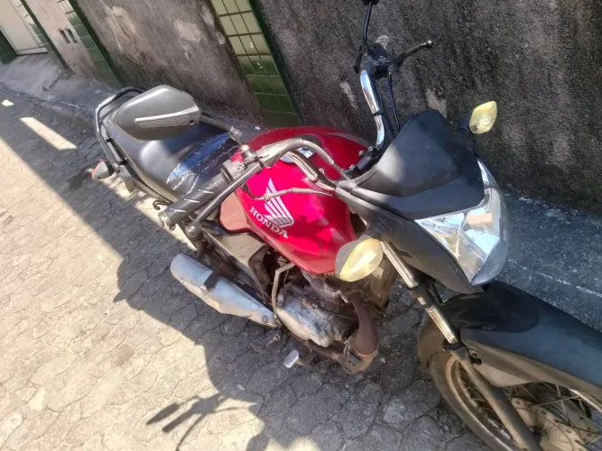 Licenciamento pago , moto está fumando .